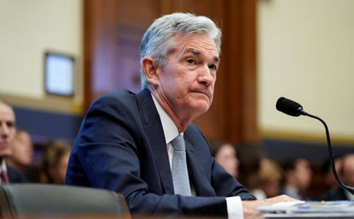 鲍威尔参加某论坛发言场景