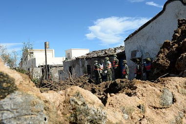 空难现场搜救画面