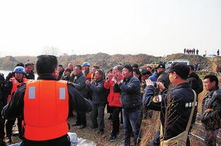 女外卖员送餐途中坠河失联，救援队紧急搜寻