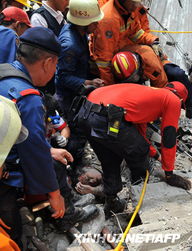 救援人员救助伤员