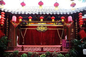 电影《戏台》中主角戏台下的忧郁瞬间