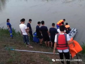 救援人员在河边搜索场景