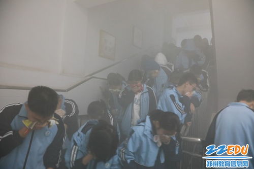 学生参加地震逃生演练