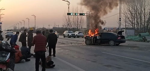 路边轿车起火，洒水车大爷变身‘消防侠’及时灭火