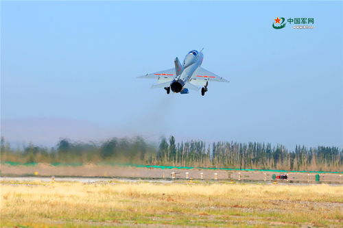 飞行员在艰难操控飞机