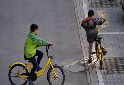 少年骑车冲向前方