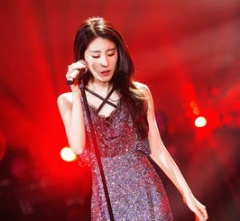 张碧晨晒女儿抱吉他照片