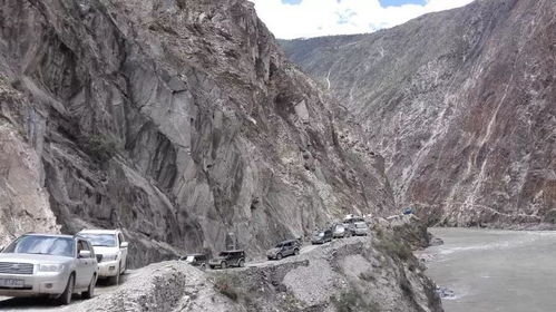 陡峭的山路景色