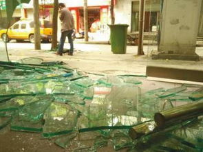 车祸现场散落的玻璃碎片