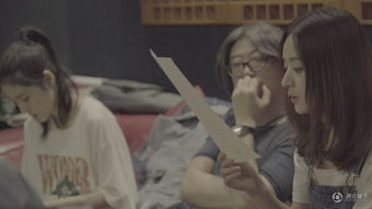 张碧晨在录音棚录制歌曲的照片