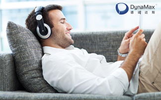 男子愁容满面坐在沙发上