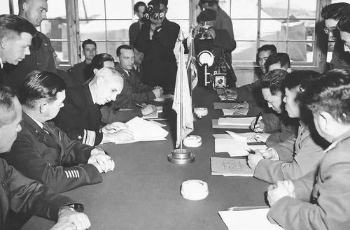 谈判桌上的双方代表