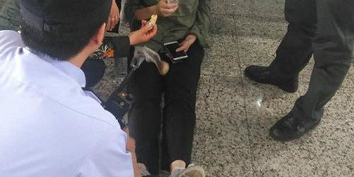 女子低血糖晕倒姿势怪异，众人齐心救助暖人心