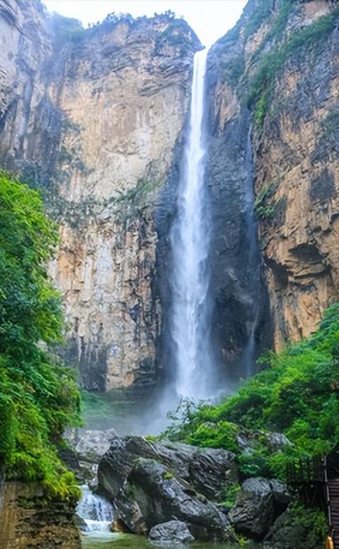 云台山壮观的瀑布