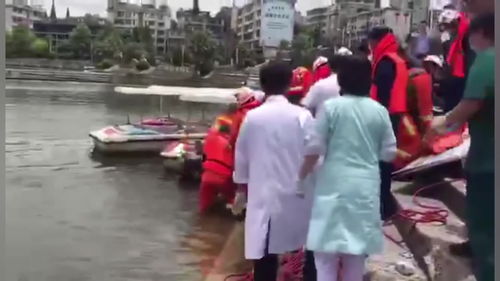 救援人员救起男子