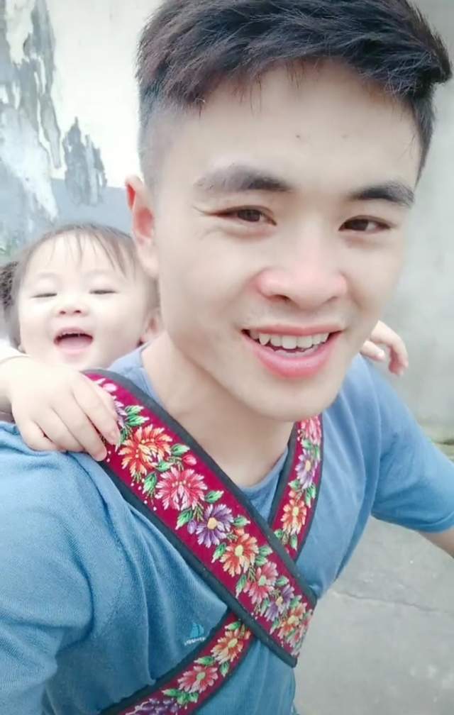 李园园和他的女儿一起工作的场景