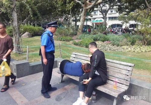 工作人员劝导游客