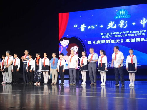 观众们热烈讨论的画面