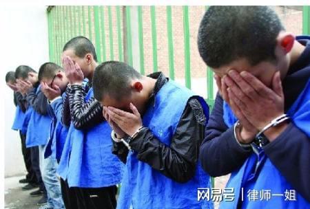 震惊！未成年人围殴同学还嚣张挑衅：我没满16岁你们拿我没办法？