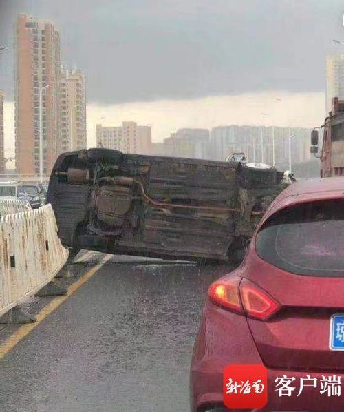 前车翻车，妻子冷静指挥丈夫救人！