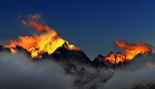 日照金山背后的云海