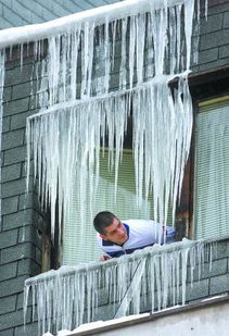 居民被困家中向外张望