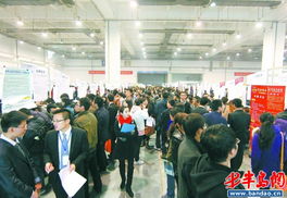 一群人正在认真地查看招聘信息