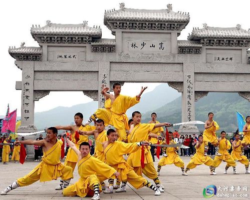 人们在少林寺参观