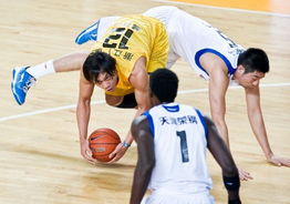 陈玉捷在场上积极拼抢的照片