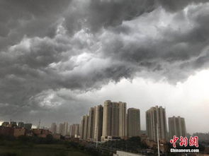 乌云密布暴雨倾盆