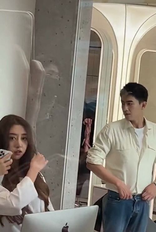 自称因反对穿超短裙被辞当事人发声：真相究竟如何？