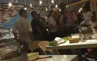 顾客与男服务员互动