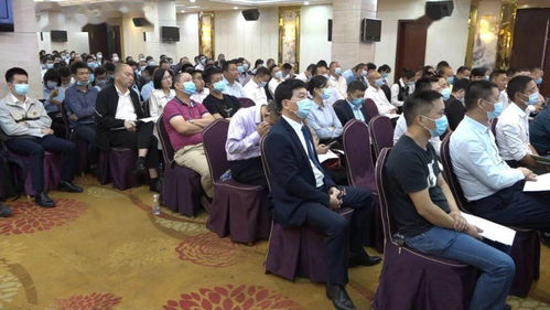 人们讨论外星飞船