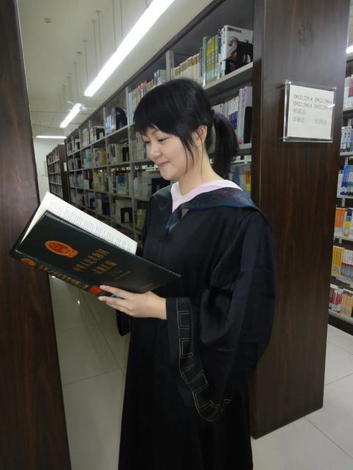 法官坐在法庭上