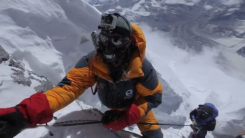一个人努力攀登山峰