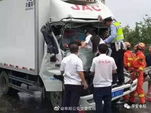 夫妻二人正在安抚伤者