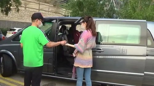 一家人在公园散步