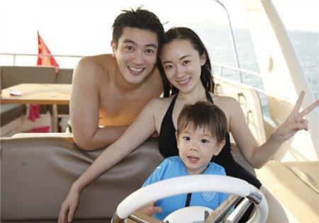 谢婷婷二胎产子，一家四口同框，谢霆锋哥哥真豪横！