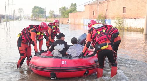 救援人员帮助居民转移