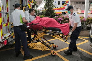 医护人员救助伤者