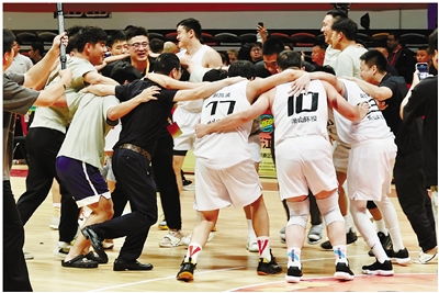 观众观看浙BA比赛现场