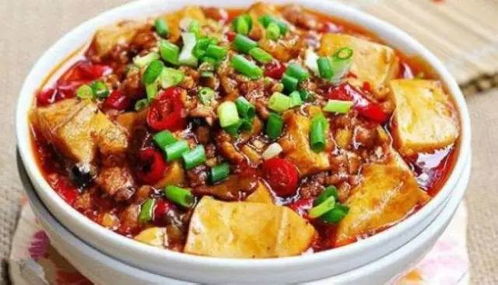 他信到访泰柬边境避难所，炒饭遇女子质问，称无需与洪森对话