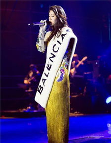 张碧晨正在舞台上深情演唱