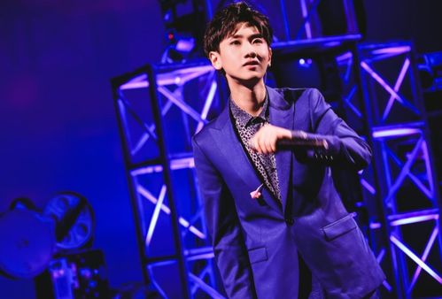 汪苏泷坐在钢琴前认真创作