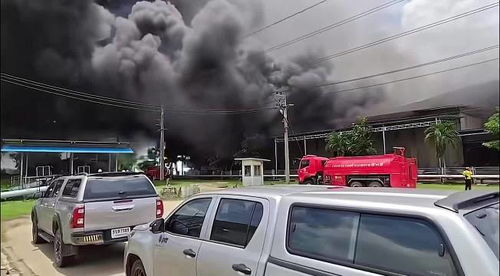 泰柬边境再起战火 居民慌忙逃窜