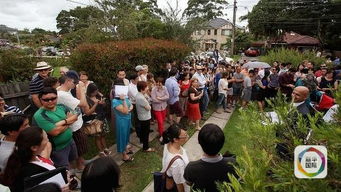 拍卖现场热闹场景