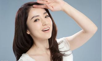 董璇抚摸戒指微笑