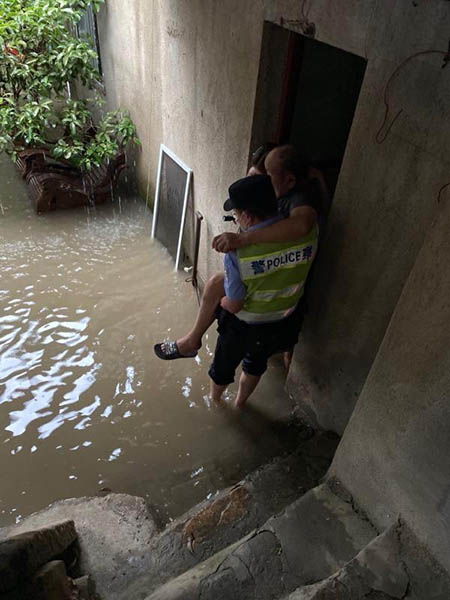 消防员救助老人