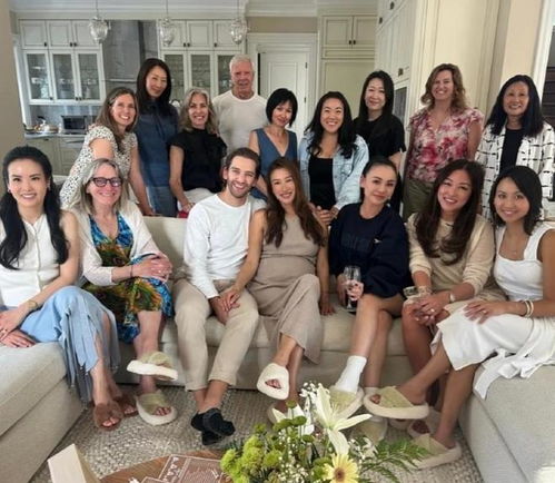 谢婷婷大女儿与二胎宝宝互动