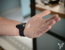 人们体验腕带虚拟现实游戏